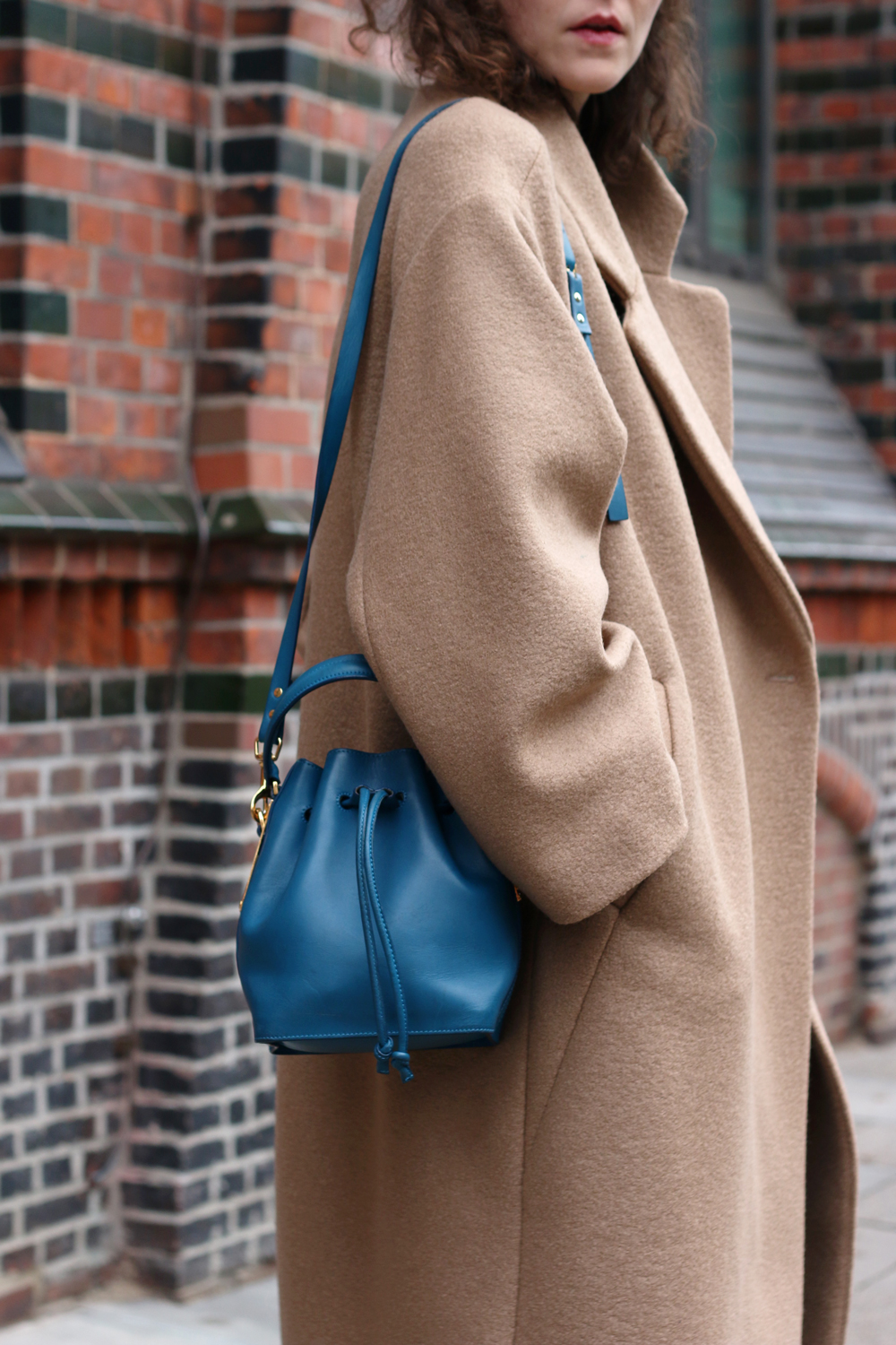 therandomnoise.com_levis vintage jeans_ecco snake boots_hm trend coat_sophie hulme bucket bag_2